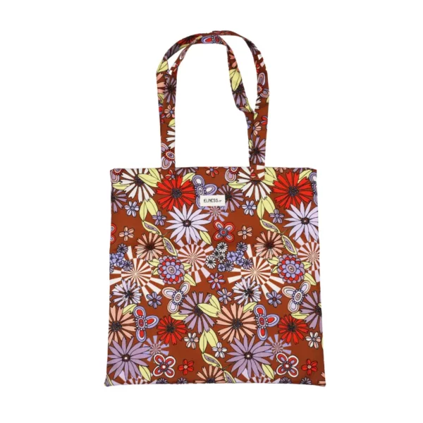 Le sac tote bag est de format carré, avec des anses, il est de couleur marron camel en fond avec des motifs floraux violet, mauve, saumon, pêche, jaune, rouge avec des motifs fleuris lui donnant un petit côté vintage année 70. Le tissu est imperméable impression en Europe, et dessiné en France par une illustratrice basée en France Stéphanie Piogé