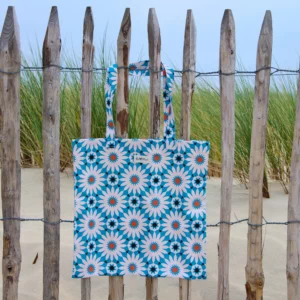 Sac tote bag ou sac banane XL Elness.co avec son motif Azulejos tout droit sorti du Portugal et sa couleur bleu turquoise en 100% coton certifié oeko tex. Il nous embarque directement sur la côté à la plage, c'est la pièce summer 2024. Il est fabriqué en France plus précisément en Charente près d'Angoulême.