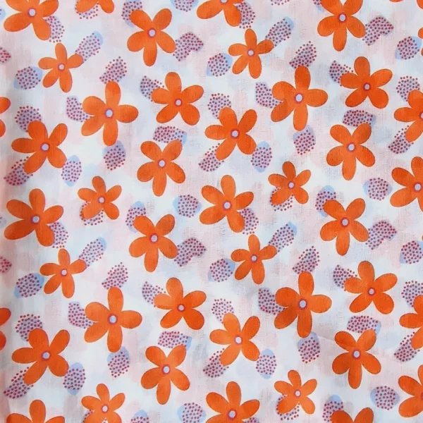 Foulard, écharpe, chèche 100% coton oeko-tex standard 100, voile de coton. Le motif a été créé spécifiquement pour Elness. par un designer textile ou pattern design Eddie Baehr basé en France près de Bordeaux. La conception, fabrication montage du foulard est faite en France, en Charente près d'Angoulême à Confolens dans un atelier de couture d'insertion le CEDIF. Ce foulard est avec des motifs fleuris, florales minimalistes avec un fonds rouge intense, un rouge sanguin avec des petites fleurs rose bonbon ou rose clair cela donne un ensemble très flashy avec des petits pois dispersés par ci par là.