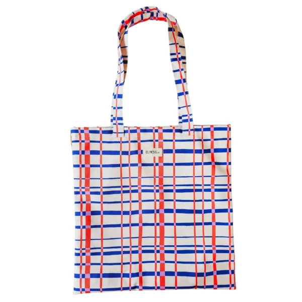 Le sac tote bag est de format carré, avec des anses ou le sac banane XL, il est de couleur bleu profond, Majorelle, rouge orangé et son fond écru . Le tissu est imperméable impression en Europe, et dessiné en France par une illustratrice basée en France Stéphanie Piogé Il est assemblé, fabriqué dans un atelier d'insertion en Charente près d'Angoulême à Confolens, le CEDIF, un acteur local de l'économie Charentaise. le tissu est imperméable