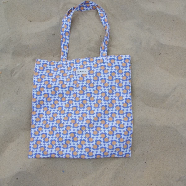 Sac tote bag ou sac banane XL Elness.co avec son motif trèfles vintage orange et parme, le tissu est en 100% coton certifié oeko tex.. Le motif apportera du peps et de la fantaisie à vos look monochrome. Il est fabriqué en France plus précisément en Charente près d'Angoulême.