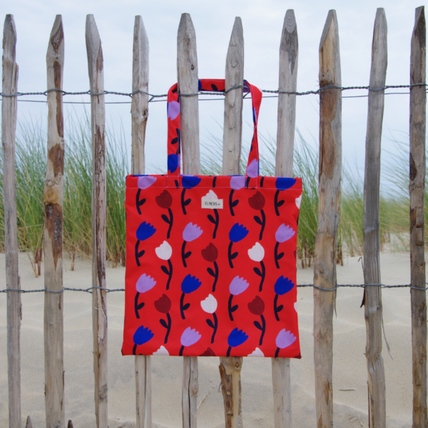 Le tote bag rouge vif elness.co avec des tulipes