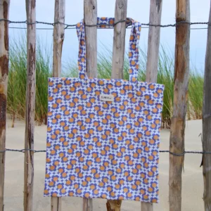 Sac tote bag ou sac banane XL Elness.co avec son motif trèfles vintage orange et parme, le tissu est en 100% coton certifié oeko tex.. Le motif apportera du peps et de la fantaisie à vos look monochrome. Il est fabriqué en France plus précisément en Charente près d'Angoulême.