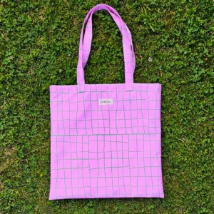 Le sac tote bag est de format carré, avec des anses ou le sac banane XL, il est à carreaux avec des lignes vertes et fond rose bonbon, le cadeau idéal pour la rentrée ou noêl . Le tissu est imperméable impression en Europe, et dessiné en France par une illustratrice basée en France Stéphanie Piogé Il est assemblé, fabriqué dans un atelier d'insertion en Charente près d'Angoulême à Confolens, le CEDIF, un acteur local de l'économie Charentaise. le tissu est imperméable