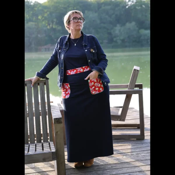 La jupe Chrisitane d'elness.co, est une jupe longue de couleur bleu marine, elle est sublimée par es poches plaquées et une ceinture dans un motif exclusif ! Ce motif fleuri lui donne un côté japonisant par ses fleurs. Le motif a été dessiné par Eddie Baehr un illustrateur textile basé près de Bordeaux. Le motif a été imprimé en France. La jupe est très confortable grâce à sa composition et sa coupe.