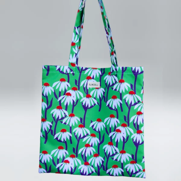 Le sac tote bag est de format carré, avec des anses ou le sac banane XL, il est de couleur vert prairie . Le tissu est imperméable impression en Europe, et dessiné en France par une illustratrice basée en France Stéphanie Piogé Il est assemblé, fabriqué dans un atelier d'insertion en Charente près d'Angoulême à Confolens, le CEDIF, un acteur local de l'économie Charentaise. le tissu est imperméable