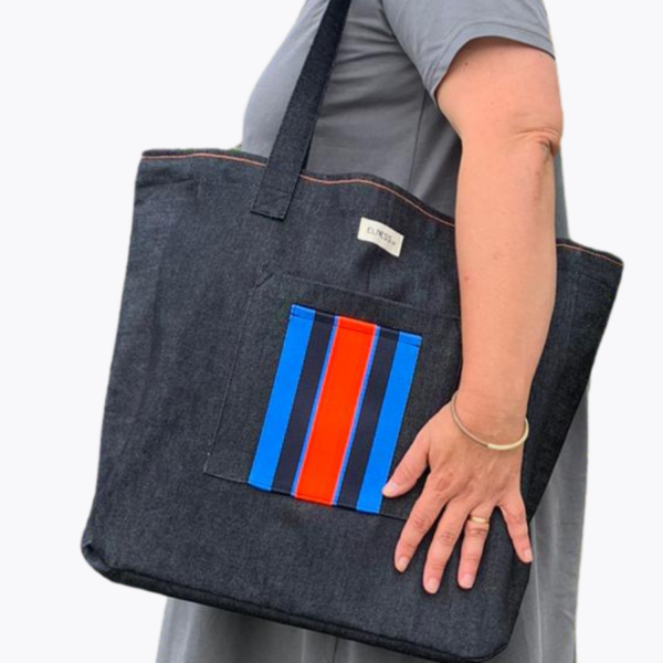 Le grand sac en jean, est le sac idéal pour faire du shopping, ou le sac parfait pour aller en cours, ou pour aller faire du sport. Un sac solide !!! La matière est en jean brut, l'intérieur est coton couleur bleu indigo, un aimant permet de le fermer en toute sécurité ! 2 poches extérieurs dont une poche orange fluo et indigo, la deuxième est en jeans. C'est le cadeau idéal pour la rentrée ou pour Noël. Il est fabriqué en France. Un sac indémodable !