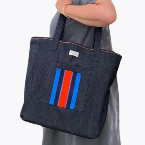 Le grand sac en jean, est le sac idéal pour faire du shopping, ou le sac parfait pour aller en cours, ou pour aller faire du sport. Un sac solide !!! La matière est en jean brut, l'intérieur est coton couleur bleu indigo, un aimant permet de le fermer en toute sécurité ! 2 poches extérieurs dont une poche orange fluo et indigo, la deuxième est en jeans. C'est le cadeau idéal pour la rentrée ou pour Noël. Il est fabriqué en France. Un sac indémodable !