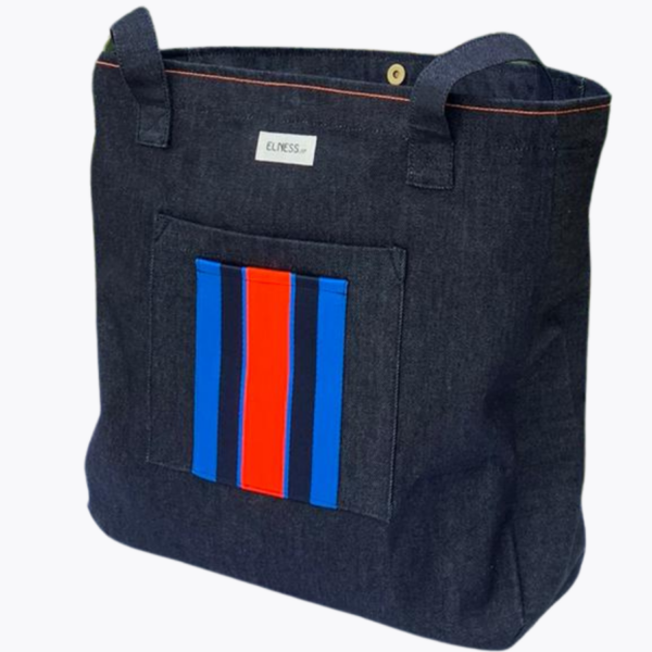 Le grand sac en jean, est le sac idéal pour faire du shopping, ou le sac parfait pour aller en cours, ou pour aller faire du sport. Un sac solide !!! La matière est en jean brut, l'intérieur est coton couleur bleu indigo, un aimant permet de le fermer en toute sécurité ! 2 poches extérieurs dont une poche orange fluo et indigo, la deuxième est en jeans. C'est le cadeau idéal pour la rentrée ou pour Noël. Il est fabriqué en France. Un sac indémodable !