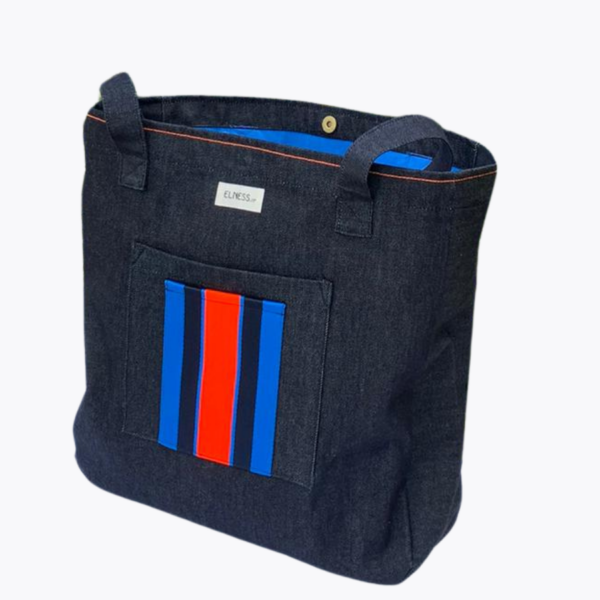 Le grand sac en jean, est le sac idéal pour faire du shopping, ou le sac parfait pour aller en cours, ou pour aller faire du sport. Un sac solide !!! La matière est en jean brut, l'intérieur est coton couleur bleu indigo, un aimant permet de le fermer en toute sécurité ! 2 poches extérieurs dont une poche orange fluo et indigo, la deuxième est en jeans. C'est le cadeau idéal pour la rentrée ou pour Noël. Il est fabriqué en France. Un sac indémodable !