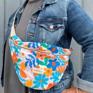 Sac Banane grand format XXL avec des motifs fleuris multicolores . Le tissu est 100% COTON impression en Europe, et dessiné en France par une illustratrice basée en France Stéphanie Piogé Il est assemblé, fabriqué dans un atelier d'insertion en Charente près d'Angoulême à Confolens, le CEDIF, un acteur local de l'économie Charentaise.