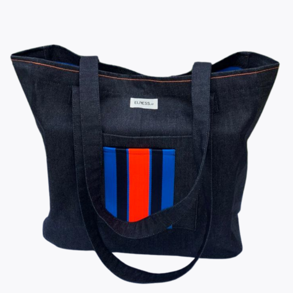 Le grand sac en jean, est le sac idéal pour faire du shopping, ou le sac parfait pour aller en cours, ou pour aller faire du sport. Un sac solide !!! La matière est en jean brut, l'intérieur est coton couleur bleu indigo, un aimant permet de le fermer en toute sécurité ! 2 poches extérieurs dont une poche orange fluo et indigo, la deuxième est en jeans. C'est le cadeau idéal pour la rentrée ou pour Noël. Il est fabriqué en France. Un sac indémodable !