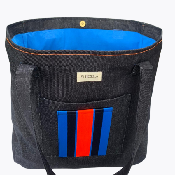 Le grand sac en jean, est le sac idéal pour faire du shopping, ou le sac parfait pour aller en cours, ou pour aller faire du sport. Un sac solide !!! La matière est en jean brut, l'intérieur est coton couleur bleu indigo, un aimant permet de le fermer en toute sécurité ! 2 poches extérieurs dont une poche orange fluo et indigo, la deuxième est en jeans. C'est le cadeau idéal pour la rentrée ou pour Noël. Il est fabriqué en France. Un sac indémodable !