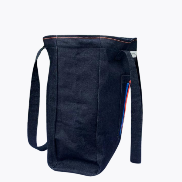 Le grand sac en jean, est le sac idéal pour faire du shopping, ou le sac parfait pour aller en cours, ou pour aller faire du sport. Un sac solide !!! La matière est en jean brut, l'intérieur est coton couleur bleu indigo, un aimant permet de le fermer en toute sécurité ! 2 poches extérieurs dont une poche orange fluo et indigo, la deuxième est en jeans. C'est le cadeau idéal pour la rentrée ou pour Noël. Il est fabriqué en France. Un sac indémodable !