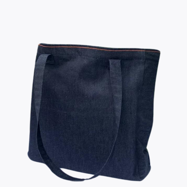 Le grand sac en jean, est le sac idéal pour faire du shopping, ou le sac parfait pour aller en cours, ou pour aller faire du sport. Un sac solide !!! La matière est en jean brut, l'intérieur est coton couleur bleu indigo, un aimant permet de le fermer en toute sécurité ! 2 poches extérieurs dont une poche orange fluo et indigo, la deuxième est en jeans. C'est le cadeau idéal pour la rentrée ou pour Noël. Il est fabriqué en France. Un sac indémodable !