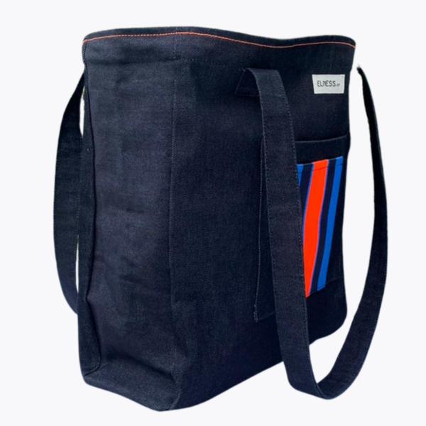 Le grand sac en jean, est le sac idéal pour faire du shopping, ou le sac parfait pour aller en cours, ou pour aller faire du sport. Un sac solide !!! La matière est en jean brut, l'intérieur est coton couleur bleu indigo, un aimant permet de le fermer en toute sécurité ! 2 poches extérieurs dont une poche orange fluo et indigo, la deuxième est en jeans. C'est le cadeau idéal pour la rentrée ou pour Noël. Il est fabriqué en France. Un sac indémodable !