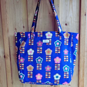 Le grand sac shopping, idéal pour aller en cours au travail, en shopping. Le sac est en coton épais, le fonds est bleu indigo avec un motif fleurs du mexique, une poche intérieur dans le même motif. Il est fabriqué en France la fabrication est locale en Charente dans un atelier d'insertion