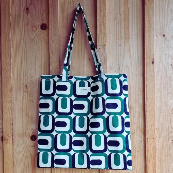 Sac tote bag ou sac banane XL Elness.co avec son motif fleuri vintage, le tissu est en 100% coton certifié oeko tex.. Le motif apportera du peps et de la fantaisie à vos look monochrome. Il est fabriqué en France plus précisément en Charente près d'Angoulême. Fabrication Française