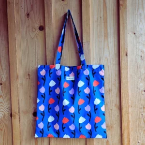 Le tote bag bleu elness.co avec des tulipes, fabrication en France, fabriqué dans un atelier d'insertion en Charente. Tissus imperméable