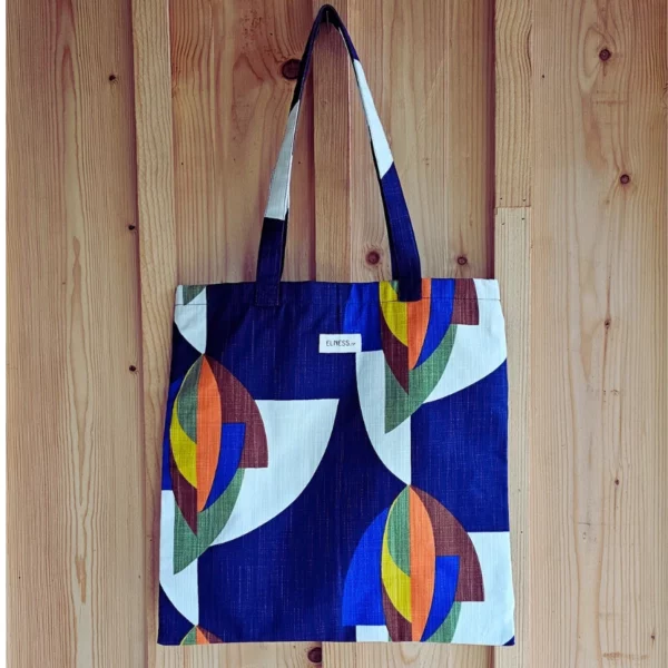 Sac tote bag ou sac banane XL Elness.co avec son motif fleuri vintage, le tissu est en 100% coton certifié oeko tex.. Le motif apportera du peps et de la fantaisie à vos look monochrome. Il est fabriqué en France plus précisément en Charente près d'Angoulême. Fabrication Française