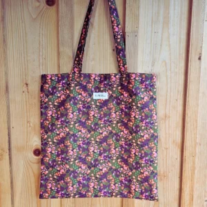 Sac tote bag ou sac banane XL Elness.co avec son motif fleuri vintage, le tissu est en 100% coton certifié oeko tex.. Le motif lumineux pour l'automne apportera du peps et de la fantaisie à vos look monochrome. Il est fabriqué en France plus précisément en Charente près d'Angoulême. Fabrication Française