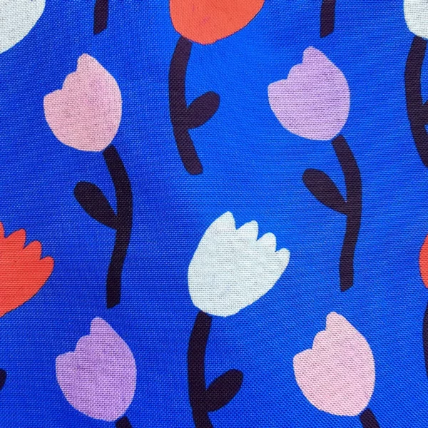 Le tote bag bleu elness.co avec des tulipes