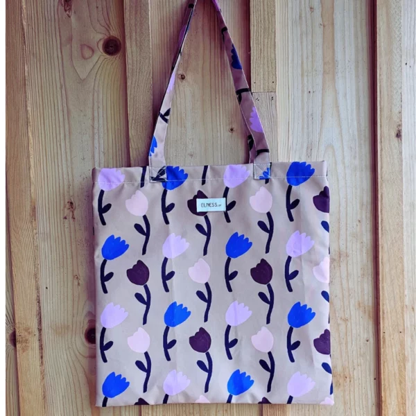 Le tote bag beige elness.co avec des tulipes, fabrication en France, fabriqué dans un atelier d'insertion en Charente. Tissus imperméable