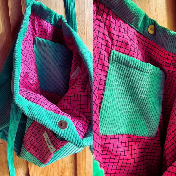 Le grand sac shopping, idéal pour aller en cours au travail, en shopping. Le sac est en velour vert pelouse, vert flashy avec une poche quadirllé rose et noir et tout l'intérieur est également dans ce même colori rose fushia. Il est fabriqué en France la fabrication est locale en Charente dans un atelier d'insertion