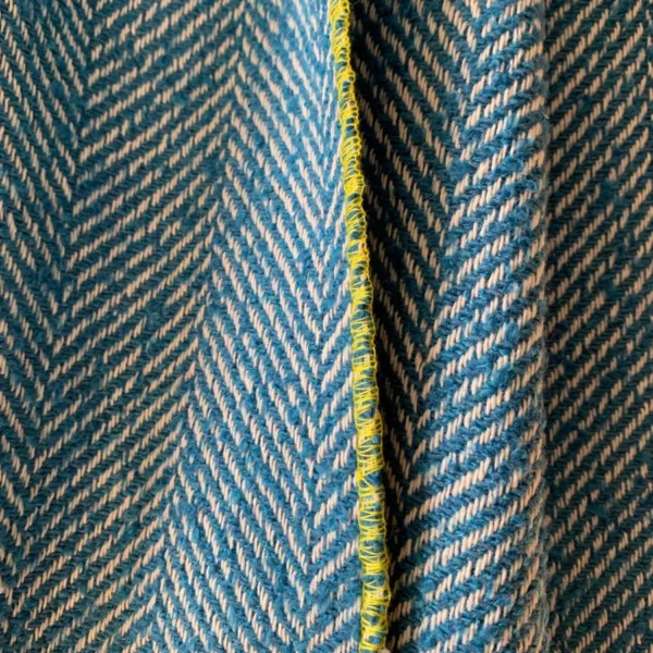 L'écharpe motif chevron en matière 100% polyester. l'écharpe est fait dans un tissus de fin de stock. L'écharpe est fabriqué en France. Une écharpe courte très pratique, facile à porter.