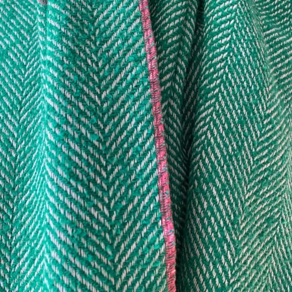 L'écharpe motif chevron en matière 100% polyester. l'écharpe est fait dans un tissus de fin de stock. L'écharpe est fabriqué en France. Une écharpe courte très pratique, facile à porter.