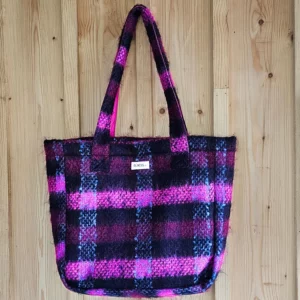 Le grand sac en tissus épais type manteau, est le sac idéal pour faire du shopping, ou le sac parfait pour aller en cours, ou pour aller faire du sport. Un sac solide !!! La matière est en jean brut, l'intérieur est coton couleur rose fushia, un aimant permet de le fermer en toute sécurité ! Le tissu est à carreaux tout doux rose fushian violet, noir, bleu turquoise, il est trop stylé C'est le cadeau idéal pour la rentrée ou pour Noël. Il est fabriqué en France. Un sac indémodable !