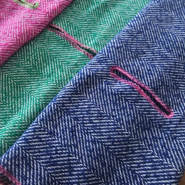 L'écharpe motif chevron en matière 100% polyester. l'écharpe est fait dans un tissus de fin de stock. L'écharpe est fabriqué en France. Une écharpe courte très pratique, facile à porter.