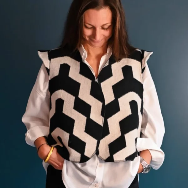 Gilet sans manches tout doux épaulettes, motif chevron couleurs noir et écru. Fabirqué en France par une couturière.