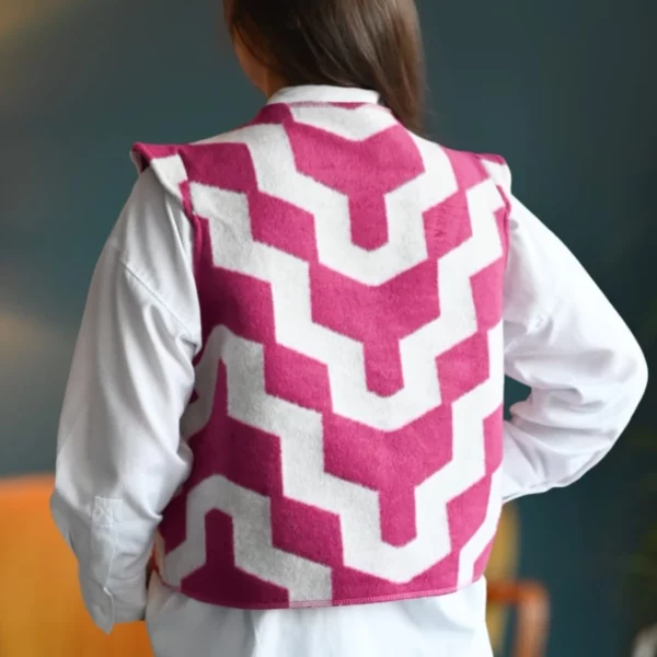 Gilet sans manches tout doux épaulettes, motif chevron zig zag couleurs rose fushia et écru. Fabirqué en France par une couturière.