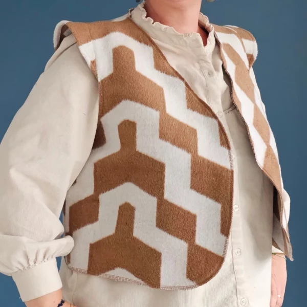 Gilet sans manches tout doux épaulettes, motif chevron zig zag couleurs camel et écru. Fabirqué en France par une couturière.