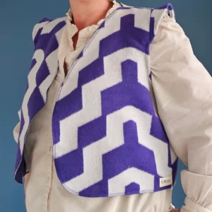 Gilet sans manches tout doux épaulettes, motif chevron zig zag couleurs violet et écru. Fabirqué en France par une couturière.