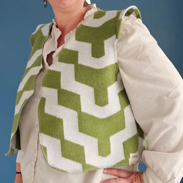 Gilet sans manches tout doux épaulettes, motif chevron zig zag couleurs vert et écru. Fabirqué en France par une couturière.