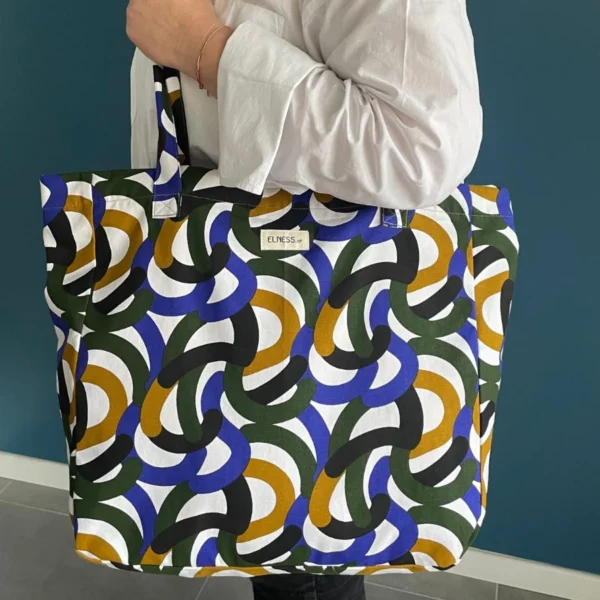 Un grand sac en coton épais dans le motif lacets abstrait, l'intérieur est composé d'une petite