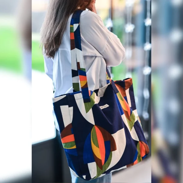 Un grand sac en coton épais le motif de grande fleurs bleus sur un fond écru, l'intérieur est composé d'une petite poche pour ranger ses clés, ses cartes...la fermeture du sac se fait avec un aimant, l'intérieur du sac est entièrement doublé. Fabrication éthique, la fabrication est faite en charente dans un atelier d'insertion.