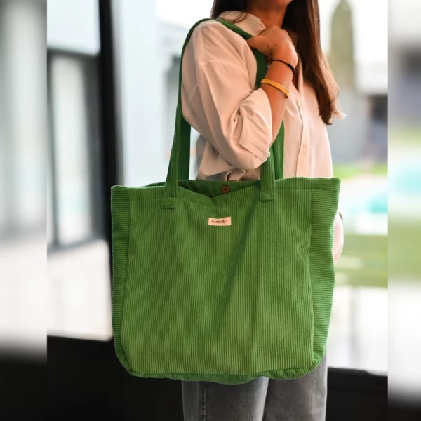 Un grand sac en Velour vert pelousel'intérieur est doublé en coton gris clair a carreaux noirs une petite poche pour ranger ses clés, ses cartes...la fermeture du sac se fait avec un aimant, l'intérieur du sac est entièrement doublé. Fabrication éthique, la fabrication est faite en Charente dans un atelier d'insertion.