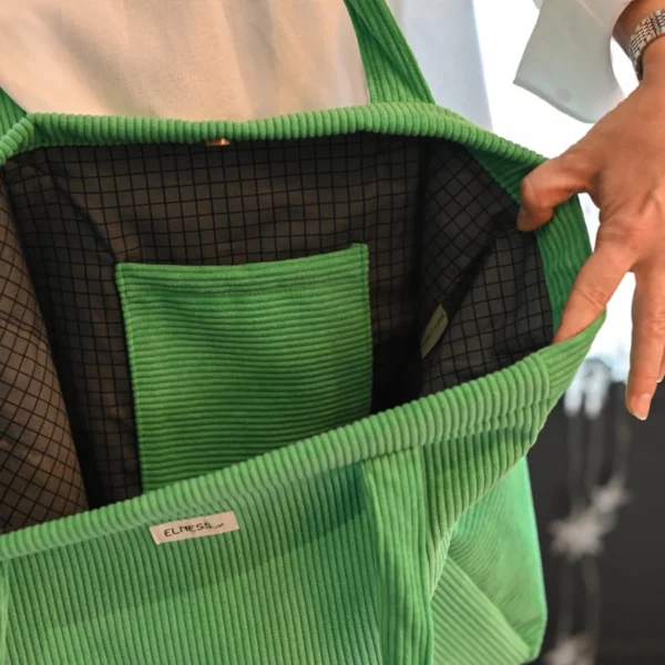 Un grand sac en Velour vert prairie l'intérieur est doublé en coton gris clair a carreaux noirs une petite poche pour ranger ses clés, ses cartes...la fermeture du sac se fait avec un aimant, l'intérieur du sac est entièrement doublé. Fabrication éthique, la fabrication est faite en Charente dans un atelier d'insertion.