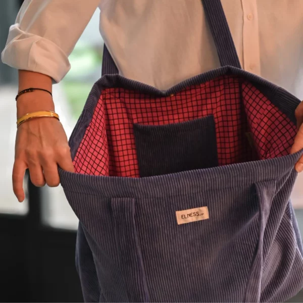 Un grand sac en Velour mauve l'intérieur est doublé en coton rose fushia avec des petits carreaux noirs, une petite poche pour ranger ses clés, ses cartes...la fermeture du sac se fait avec un aimant, l'intérieur du sac est entièrement doublé. Fabrication éthique, la fabrication est faite en Charente dans un atelier d'insertion.