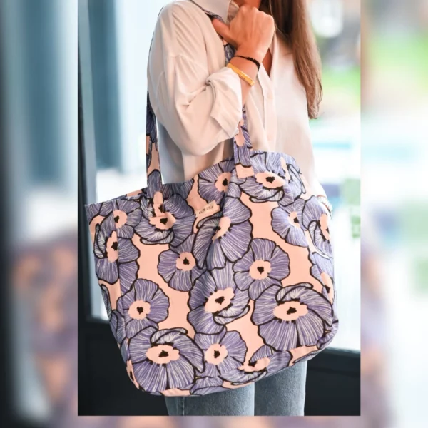 Un grand sac en coton épais le motif de grande fleurs bleus sur un fond écru, l'intérieur est composé d'une petite poche pour ranger ses clés, ses cartes...la fermeture du sac se fait avec un aimant, l'intérieur du sac est entièrement doublé. Fabrication éthique, la fabrication est faite en charente dans un atelier d'insertion.