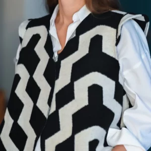 Gilet sans manches tout doux épaulettes, motif chevron couleurs noir et écru. Fabirqué en France par une couturière.