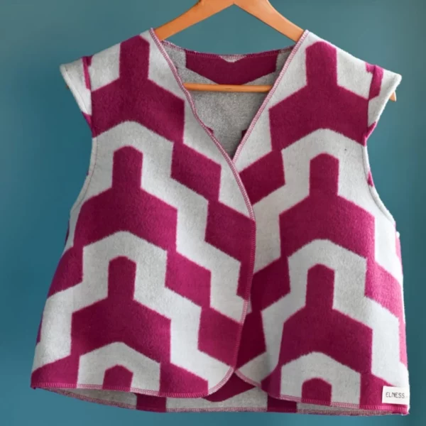 Gilet sans manches tout doux épaulettes, motif chevron zig zag couleurs rose fushia et écru. Fabirqué en France par une couturière.