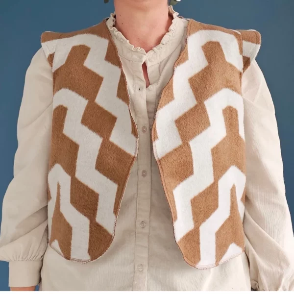 Gilet sans manches tout doux épaulettes, motif chevron zig zag couleurs camel et écru. Fabirqué en France par une couturière.