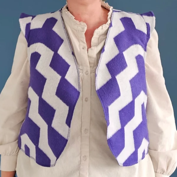 Gilet sans manches tout doux épaulettes, motif chevron zig zag couleurs violet et écru. Fabirqué en France par une couturière.