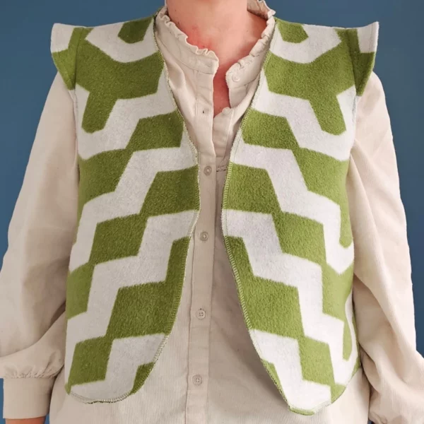 Gilet sans manches tout doux épaulettes, motif chevron zig zag couleurs vert et écru. Fabirqué en France par une couturière.