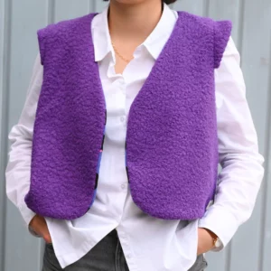 Gilet sans manches version réversible lainage bouclette violet doublure réversible coloré chez elness. Fabriqué en France par une couturière.