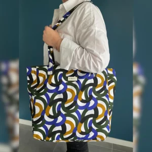 Un grand sac en coton épais dans le motif lacets abstrait, l'intérieur est composé d'une petite poche pour ranger ses clés, ses cartes...la fermeture du sac se fait avec un aimant, l'intérieur du sac est entièrement doublé. Fabrication éthique, la fabrication est faite en charente dans un atelier d'insertion.